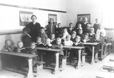 1002410 Groepsportret van een schoolklas van de Bewaarschool (Molenstraat) te Vreeswijk. 1 juf Roos, 2 Jonkman,6 Wieger ...